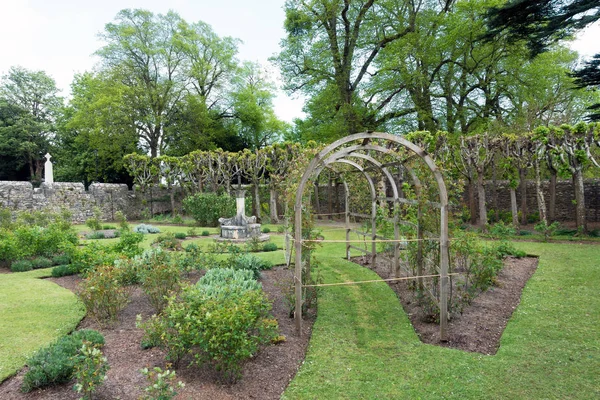 CARDIFF, Reino Unido - 27 de abril: Jardim formal murado em St Fagans Natio — Fotografia de Stock