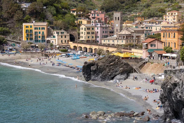 MONTEROSSO, LIGURIA/ITALY  - APRIL 22 : View of the coastline at — Stock Photo, Image