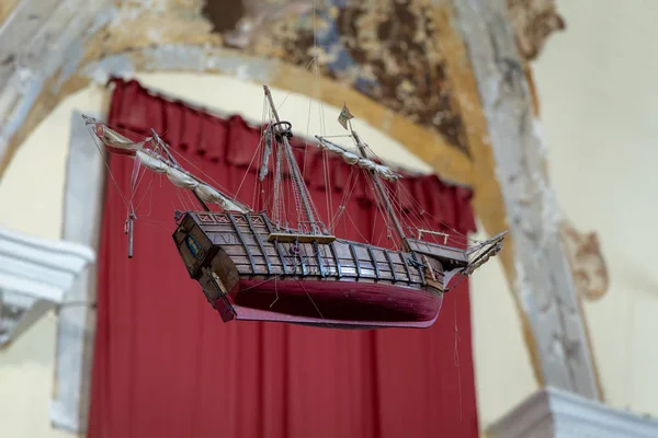 Monterosso, Ligurien/Italien-april 22: modellera Galleon hängande fr — Stockfoto