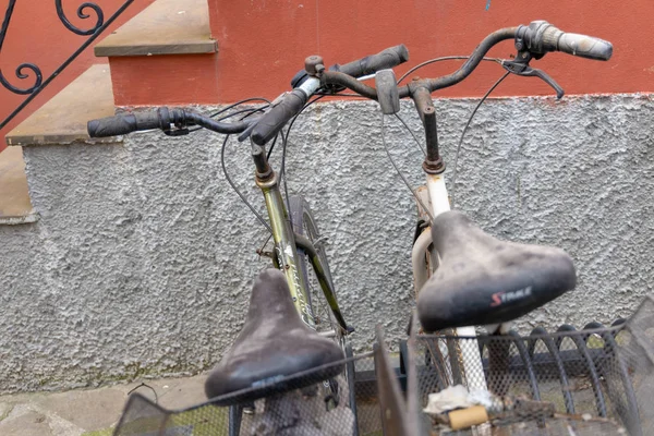 MONTEROSSO, LIGURIA / ITALIA - 22 DE ABRIL: Dos bicicletas viejas sin usar — Foto de Stock