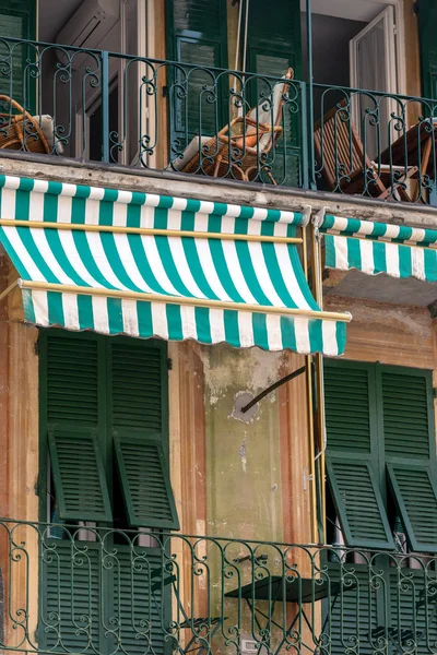 MONTEROSSO, LIGURIA / ITALIA - 22 DE ABRIL: Antiguo edificio de apartamentos i — Foto de Stock