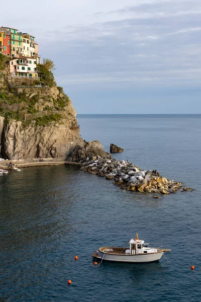 MANAROLA, LIGURIA / ITALIA - 21 DE ABRIL: Vista costera al atardecer de Ma —  Fotos de Stock