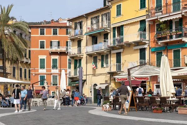 LERICI, LIGURIA / ITALIA - 21 DE ABRIL: Vista de los edificios alrededor de la — Foto de Stock