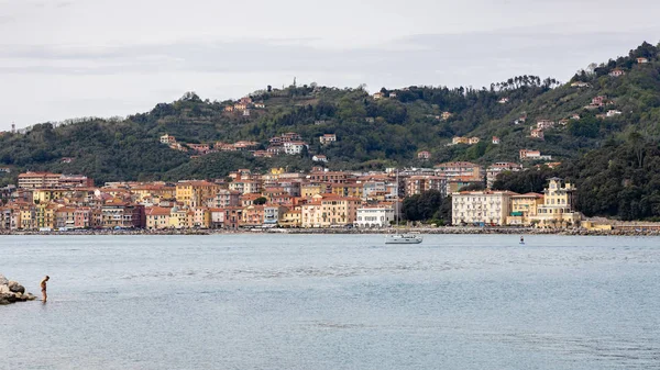 LERICI, LIGURIA / ITALIA - 21 DE ABRIL: Vista al otro lado de la bahía de Leri — Foto de Stock