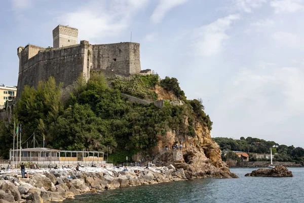 LERICI, LIGURIA / ITÁLIA - 21 DE ABRIL: Vista do castelo de Lerici — Fotografia de Stock