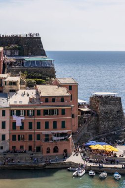 Vernazza, Liguria/İtalya - 20 Nisan : Vernazza L'nin kıyı görünümü