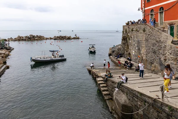 RIOMAGGIORE, LIGURIA / ITÁLIA - 21 DE ABRIL: Pessoas à beira-mar em Ri — Fotografia de Stock