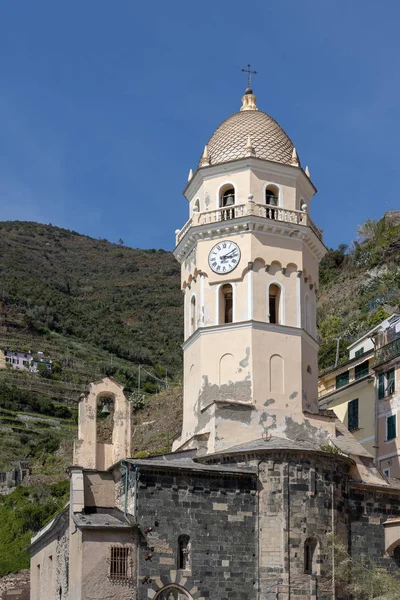 Vernazza, Ligurië/Italië-20 april: kerk van Santa Margherita — Stockfoto