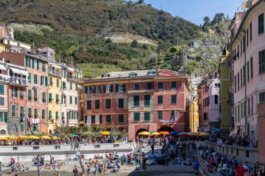 Vernazza, Liguria/İtalya - 20 Nisan : Vernazza L'nin kıyı görünümü