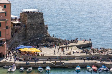 Vernazza, Liguria/İtalya - 20 Nisan : Vernazza L'nin kıyı görünümü