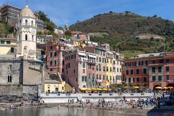 VERNAZZA, LIGURIE / ITALIE - 20 AVRIL : Vue côtière de Vernazza L — Photo