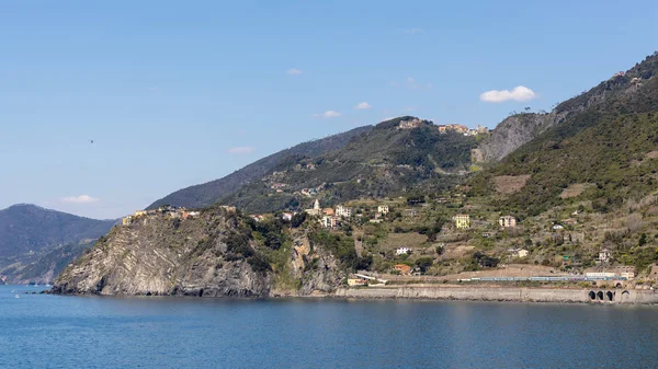 CORNIGLIA, LIGURIA / ITALIA - 20 DE ABRIL: Vista de la costa en — Foto de Stock