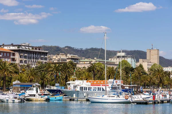 La Spezia, Ligurië/Italië-19 april: uitzicht op het havengebied in — Stockfoto