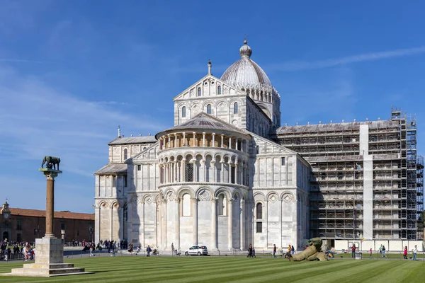 PISA, LIGURIA / ITALY - 18 апреля: вид на собор снаружи — стоковое фото