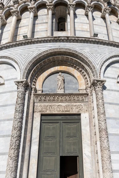 Pisa, Ligurien/Italien-april 18: exteriört utsikt över den lutande T — Stockfoto