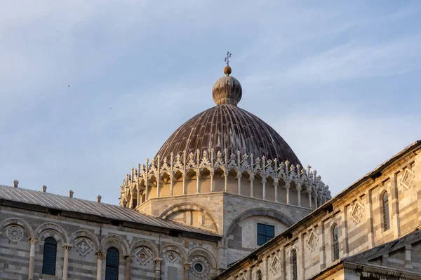 PISA, LIGURIA / ITALY - 18 апреля: вид на собор снаружи — стоковое фото