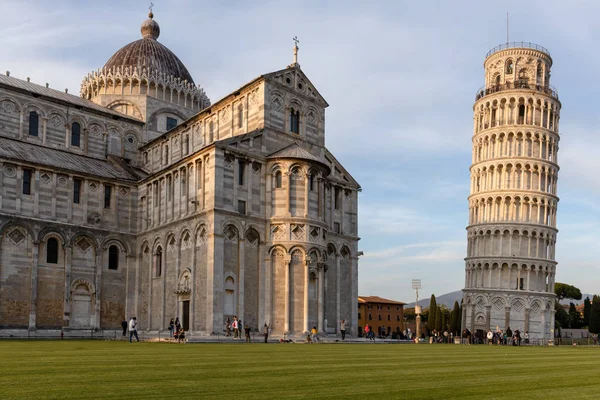 PISA, LIGURIA/ITALY  - APRIL 18 : Exterior view of the Leaning T — Stock Photo, Image