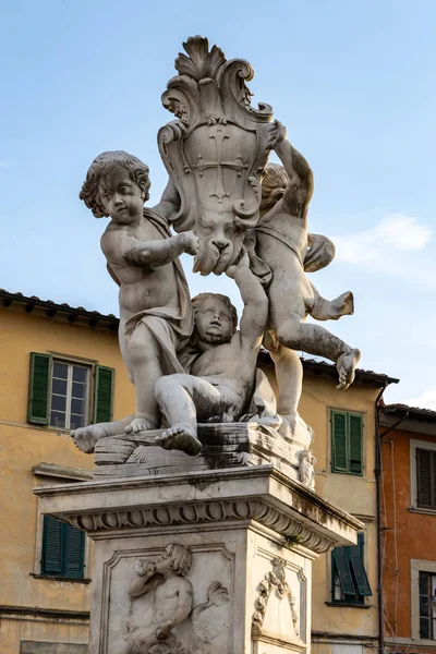 PISA, LIGURIA / ITALIA - 18 DE ABRIL: Estatua de querubines delante de — Foto de Stock