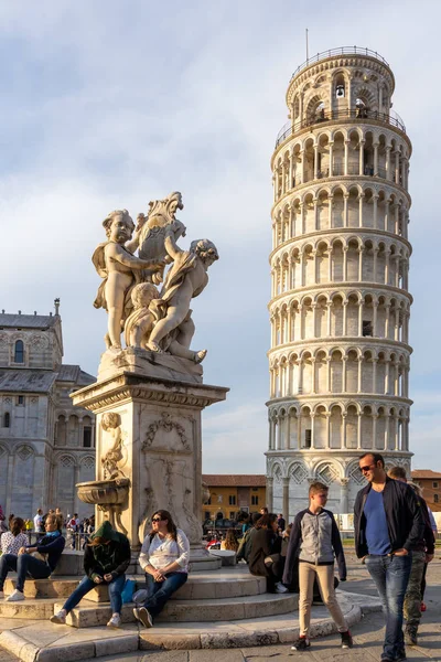 Pisa, Liguria/İtalya - 18 Nisan : Önünde ki meleklerin heykeli — Stok fotoğraf