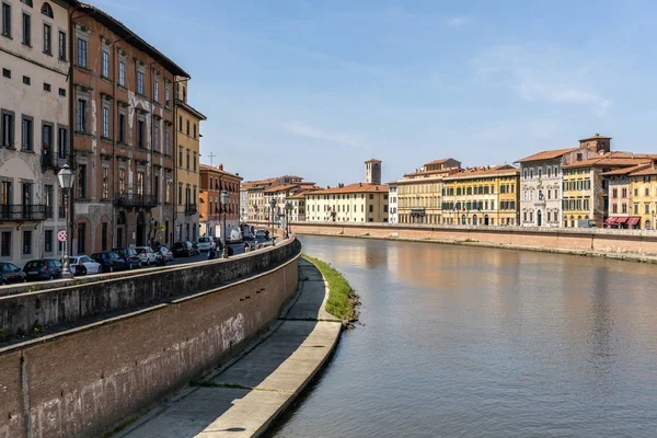 Pisa, Liguria/İtalya - 18 Nisan : P'de Arno nehri boyunca görünümü — Stok fotoğraf