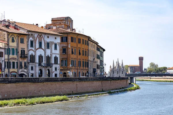 Pisa, Liguria/İtalya - 18 Nisan : P'de Arno nehri boyunca görünümü — Stok fotoğraf