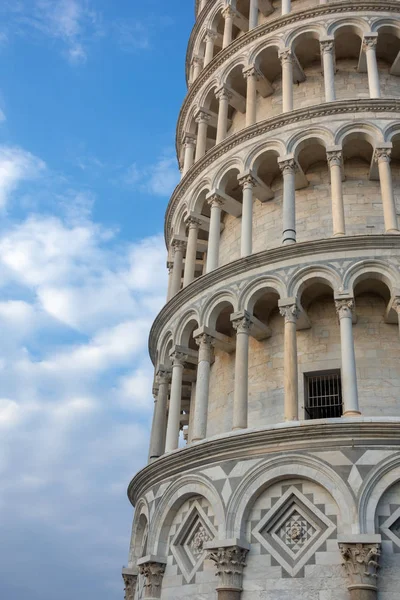 Pisa, Liguria/İtalya - 17 Nisan : Eğik T'nin dış görünümü — Stok fotoğraf