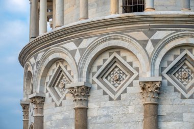 Pisa, Liguria/İtalya - 17 Nisan : Eğik T'nin dış görünümü