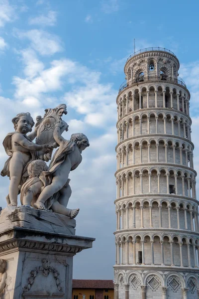 Pisa, Liguria/Itálie-duben 17: socha cherubů před — Stock fotografie