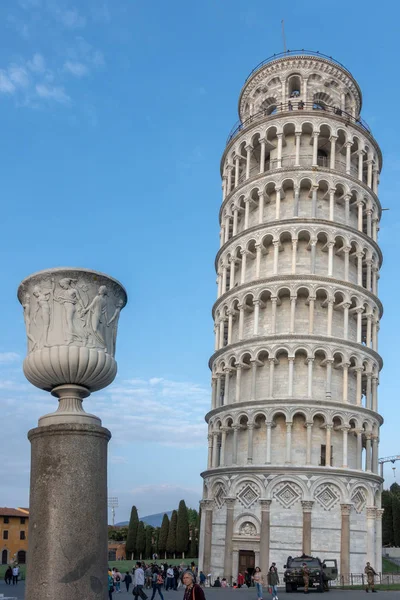 Pisa, Liguria/Itálie-duben 17: venkovní pohled na Naklonovenou T — Stock fotografie