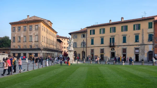 Pisa, Ligurië/Italië-17 april: gebouwen en toeristen aan de — Stockfoto