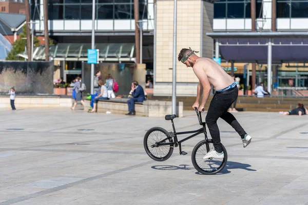 BRISTOL, Regno Unito - 14 MAGGIO: acrobazie in bicicletta nel Millennium Squarel Bris — Foto Stock