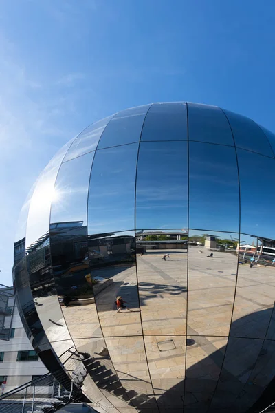 BRISTOL, ROYAUME-UNI - 14 MAI : Grande sculpture de boule miroir au Millénaire — Photo