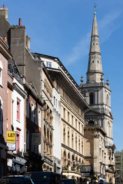 布里斯托尔，英国 - 5月14日 ： 看向基督教堂的尖顶 w — 图库照片
