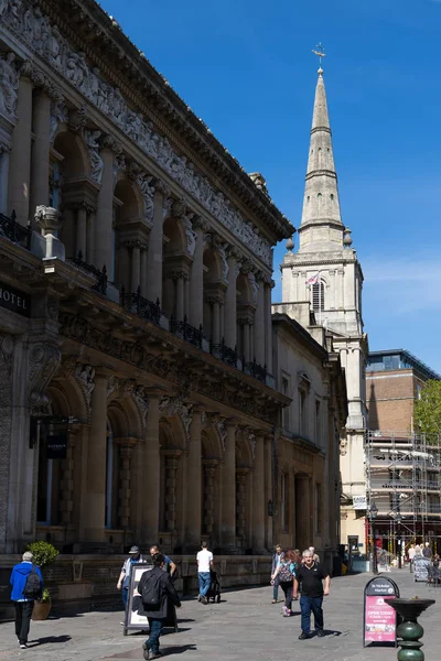 Bristol, Storbritannien-maj 14: beskåda in mot spiran av Kristus kyrka w — Stockfoto