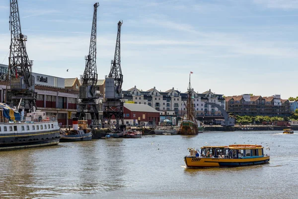 Bristol, Storbritannien-maj 14: färja korsar floden Avon i Bristol — Stockfoto