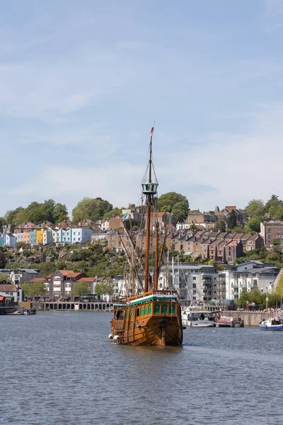 BRISTOL, Reino Unido - MAIO 14: Galeão de madeira réplica no rio Avon — Fotografia de Stock