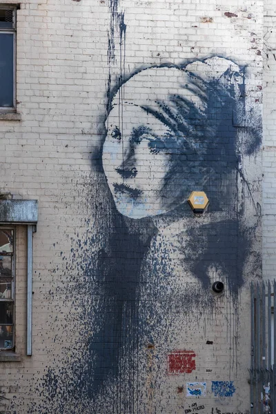 Bristol, İngiltere - 14 Mayıs : B bir duvarda Kadın portresi Graffiti