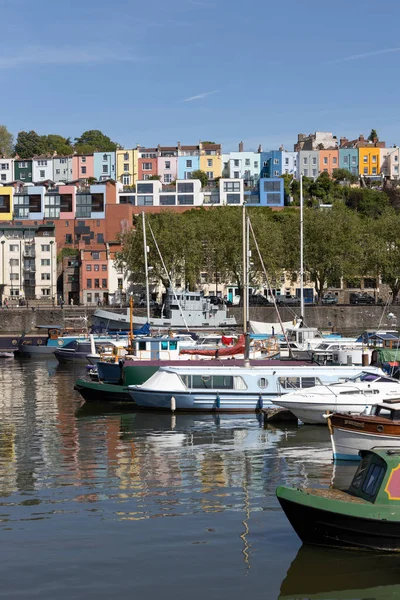 Bristol, Verenigd Koninkrijk-14 mei: uitzicht op boten en kleurrijke appartementen al — Stockfoto