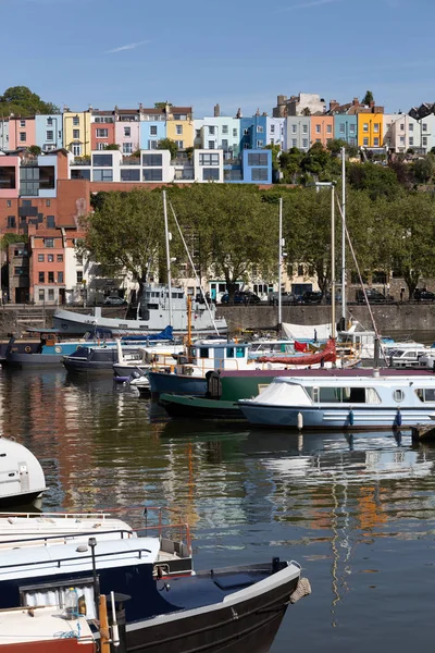 Bristol, Verenigd Koninkrijk-14 mei: uitzicht op boten en kleurrijke appartementen al — Stockfoto