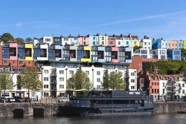 Bristol, uk - 14. Mai: Blick auf Boote und bunte Wohnungen — Stockfoto