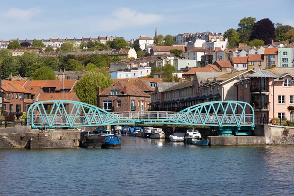 BRISTOL, UK - MAY 14 : Light blue pedestrian bridge across the R — Stock Photo, Image