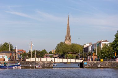 Bristol, İngiltere - 13 Mayıs : Rive üzerinde bir yaya köprüsünün görünümü