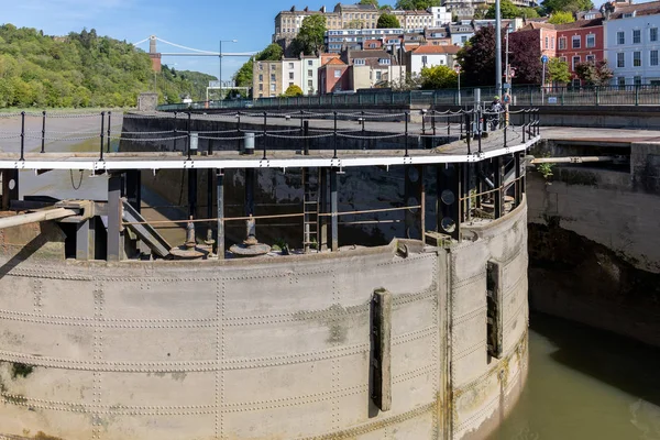 Bristol, Wielka Brytania-14 maja: niezwykłe zakrzywione bramki blokowe na rzece AV — Zdjęcie stockowe