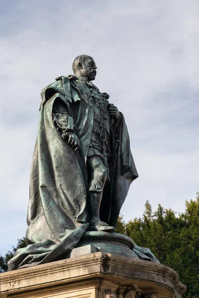 БРИСТОЛ (Великобритания) - Памятник Эдуарду II у здания парламента. — стоковое фото