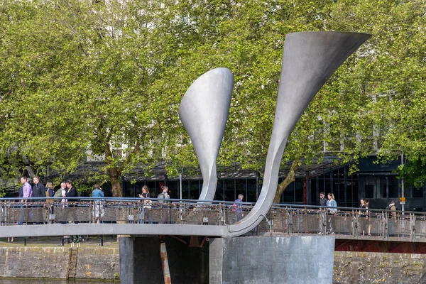 BRISTOL, UK - MAY 13 : View of a pedestrian bridge over the Rive — Stock Photo, Image