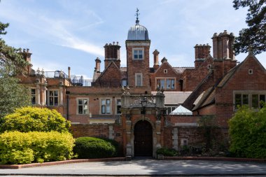 Bristol, İngiltere - 13 Mayıs : Fl dönüştürülmüş eski bir binanın görünümü