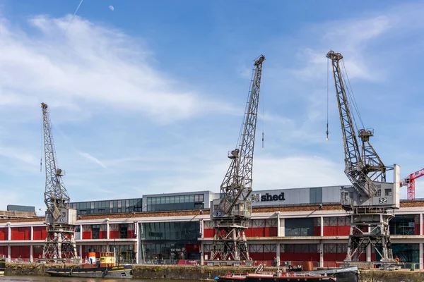 BRISTOL, UK - MAY 13 : View of Electric Cranes by the River Avon — Stock Photo, Image