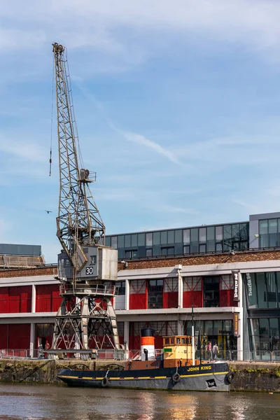 BRISTOL, Regno Unito - 13 MAGGIO: Veduta di una gru elettrica lungo il fiume Av — Foto Stock