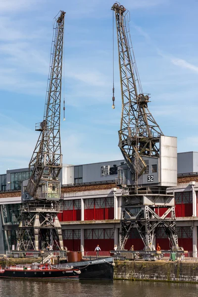 BRISTOL, UK - MAY 13 : View of Electric Cranes by the River Avon — Stock Photo, Image