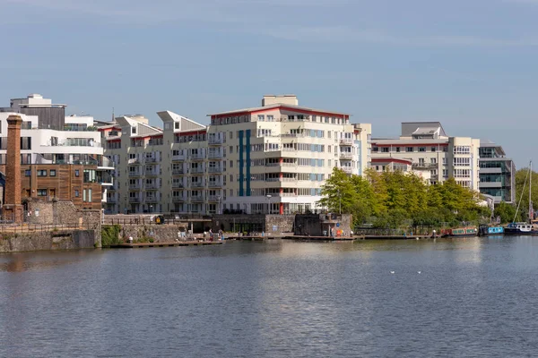 Bristol, UK-13 mei: uitzicht op nieuwe appartementen langs de rivier de AV — Stockfoto